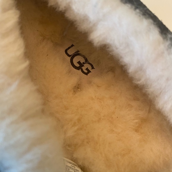 UGG Women’s Slippers - Picture 3 of 5